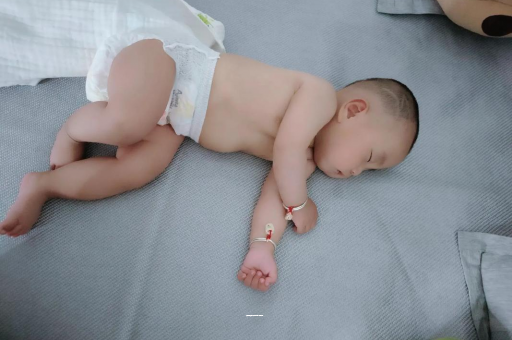 武汉供卵包生男孩4个月宝宝特点